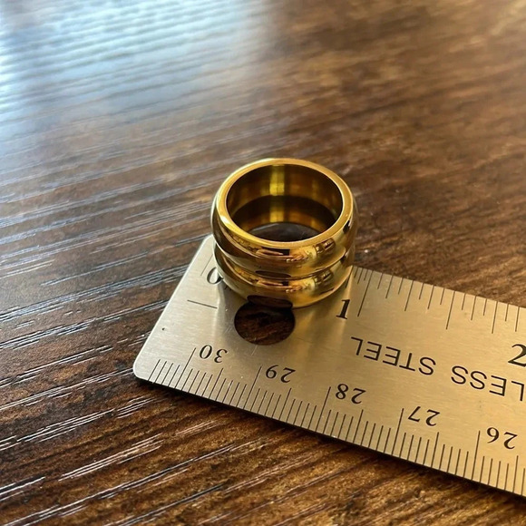 ❤️ 2/$20 or 3/$25 Gold Chunky Statement Ring Approx Size 7 - Picture 5 of 5